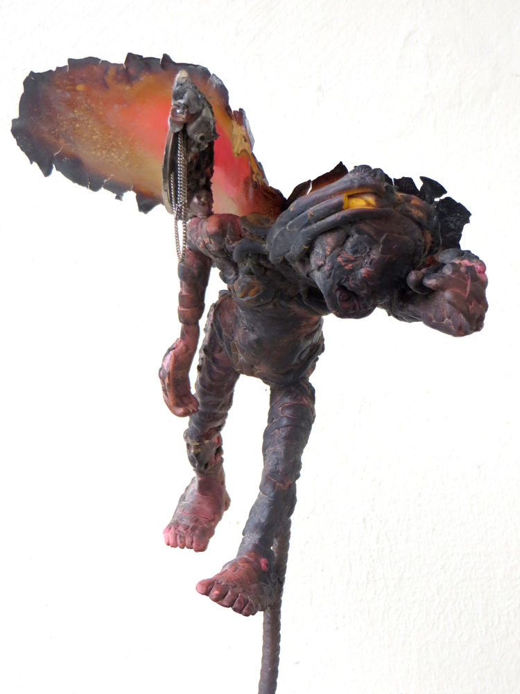 „Ikarus“, 2015, Plastik, Modelliermasse, Metall und Papier, H: 30 cm